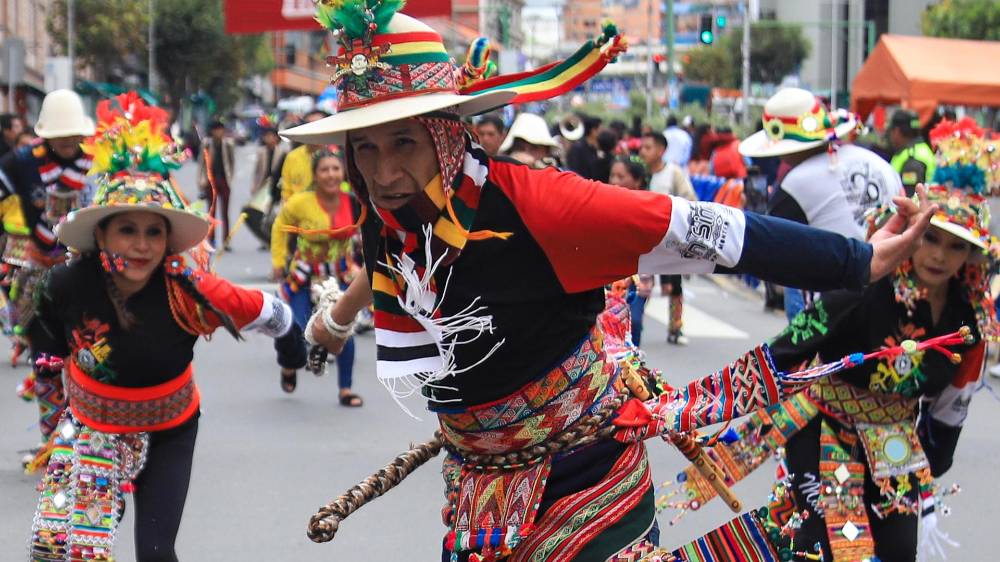 Un grupo de artistas fue registrado este domingo, al participan del Jauk'añaso, un desfile folclórico que por primera vez recorrió las principales calles de La Paz como la antesala de lo que será el próximo 3 de marzo el Jis'ka Anata, la festividad pequeña del carnaval, en La Paz.