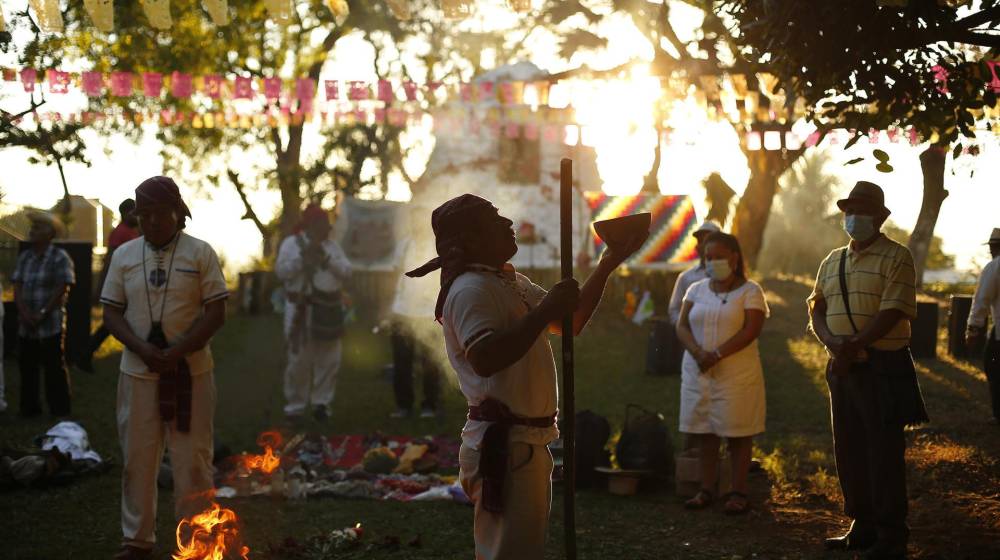 Fotografía del 22 de enero de 2022 de indígenas salvadoreños durante en un ritual en Izalco (El Salvador).