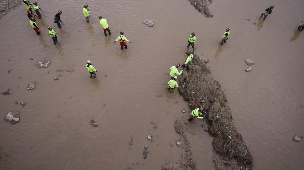 Miembros de la Unidad Militar de Emergencia UME realizan tareas de búsqueda en el barranco del Poyo, a la altura la localidad valenciana de Catarroja, este viernes.