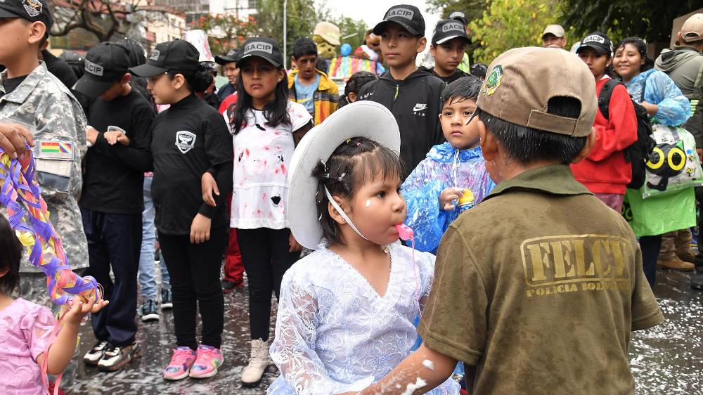 Niños y jóvenes participan en el Corso Infantil este domingo, en la ciudad de Cochabamba.