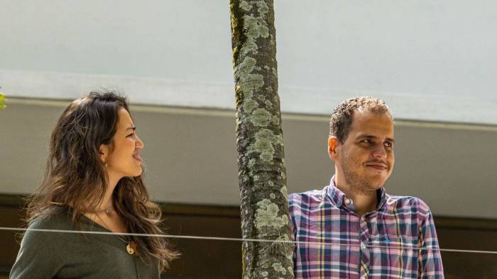 Fotografía de archivo en donde se ve a Claudia Macero y Pedro Uchurrurtu asilados en la residencia del embajador de Argentina en Caracas.