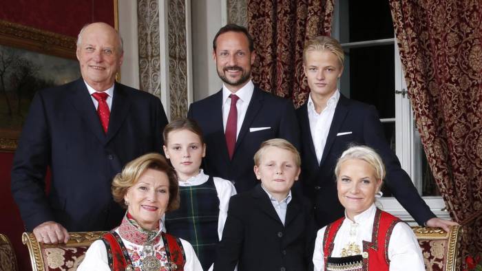 Fila de atrás (de izquierda a derecha) el rey Harald, el príncipe heredero Haakon y Marius Borg Hoiby, al frente (de izquierda a derecha) la reina Sonja, la princesa Ingrid Alexandra, el príncipe Sverre Magnus y la princesa heredera Mette-Marit posan durante una sesión de fotos navideñas en el Palacio Real de Oslo.