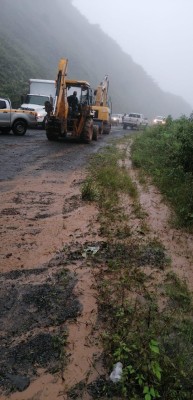 Hay vías que han quedado inaccesibles y muchos han quedado varados.