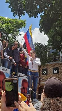 La líder opositora, María Corina Machado, aacba de llegar a la manifestación en Caracas, Venezuela.