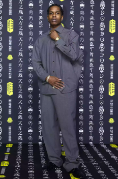 Rocky A$AP lució un conjunto de camisa y pantalón gris y zapatos negros.