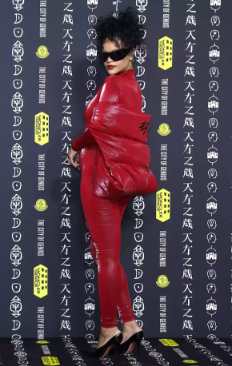 ’Look’ de Rihnna en el evento de Moncler en Shanghái, China.