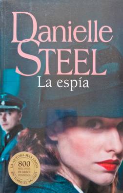 El libro retrata las hazañas de una espía quien juega entre la vida y la muerte durante la Segunda Guerra Mundial y la Guerra Fría.