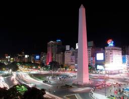 El Obelisco, en Buenos Aires, Argentina, es uno de los lugares más conocidos y concurridos por los turistas.