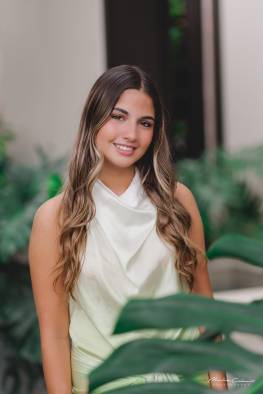 Ana Sofía Azcarraga Borges es una de las debutantes que apreciaremos en el Festival de Debutantes 2024 a celebrarse el 6 de julio en la Terraza Mar del Sur del Club Unión, organizado por las Damas Guadalupanas para recaudar fondos para sus programas benéficos. Ella es hija del señor Frank Enrique Azcárraga Lee y la señora Lipzin Borges Pasco.