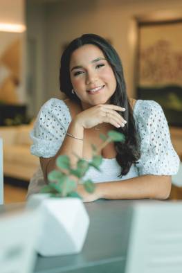 La señorita Giuliana Marie Salerno Arrocha, hija del señor Luis Carlos Salerno De Gracia y la señora Giselle Marie Arrocha de Salerno, será una de las participantes en el tradicional Festival de Debutantes que llevarán a cabo las Damas Guadalupanas el próximo 6 de julio en la Terraza Mar del Sur del Club Unión con la finalidad de recaudar fondos para sus programas sociales.