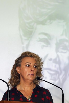 Imagen de archivo de Raquel Orantes, hija de Ana Orantes, cuya figura aparece al fondo y una de las primera.s víctimas de violencia de género cuyo caso se denunció en España.