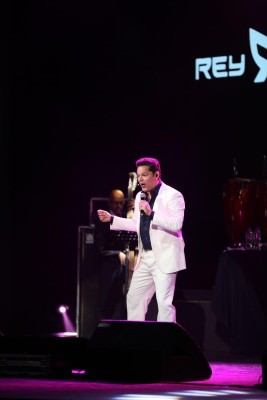 Rey Ruiz, el ‘Bombón de la salsa’ inició en el Teatro Anayansi, en Panamá, su gira de conciertos ‘30 años contigo’.