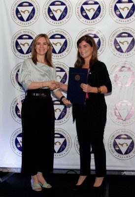La presidenta de la CCIAP, Marcela Galindo, y la country manager de Konzerta.com, y María Alejandra Cruz, durante el lanzamiento de la plataforma de empleo,