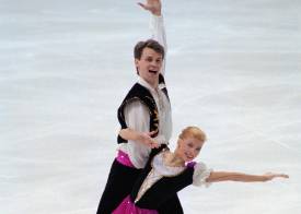 Los patinadores olímpicos Evgenia Shishkova (der.) y Vadim Naumov lograron ser campeones del mundo en 1994.