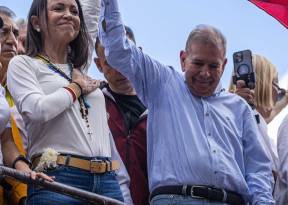 La líder opositora venezolana María Corina Machado (i) y el candidato a la presidencia de Venezuela Edmundo González Urrutia (d) enarbolan la bandera de su país este martes 30 de julio de 2024 en una manifestación de apoyo en Caracas.