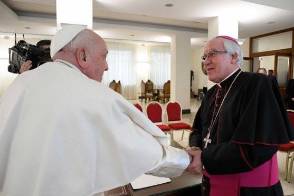 El papa y el arzobispo de Sevilla, en la audiencia del pasado 8 de febrero.