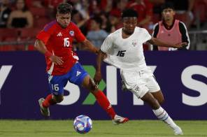 Fabián Hormazábal (i), de Chile, disputa un balón con Janpol Morales, de Panamá, durante un partido amistoso entre las Selecciones de Chile y Panamá en el Estadio Nacional Julio Martínez Prádanos, en Santiago (Chile).