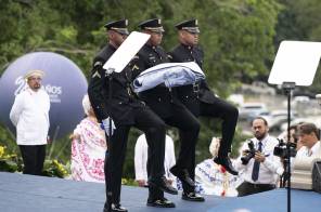 Cadetes marchan con la bandera de Panamá en la ceremonia conmemorativa por los 25 años de la transferencia del Canal de Panamá este martes, en el edificio de la Administración del Canal en la Ciudad de Panamá.