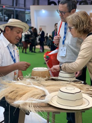 Fitur también es una oportunidad para que los artesanos panameños puedan mostrar la cultura y la tradición del país. En la imagen un artesano panameño participa en Fitur 2020.