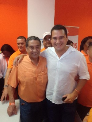 José Alberto Álvarez Álvarez, presidente de PAIS (i) junto a su vicepresidente y candidato a la alcaldía, Raúl Ricardo Rodríguez “TripleR”.