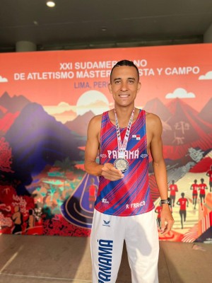 Ricardo Franco Ruiz, se alzó con la medalla de plata en la categoría de 3000 metros planos con obstáculos.