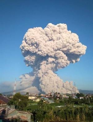 Espectacular columna de cenizas del volcán Sinabung