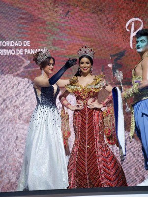 Julia Marina López Leong, reina del carnaval capitalino 2020, entregó el trono y corona a su sucesora, Anubis Osorio