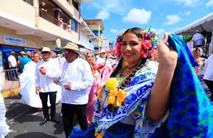 La explosión de emoción y tradición en las calles de Las Tablas marca el inicio del Desfile de las Mil Polleras.