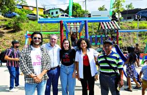 Ejecutivos de Banesco y representantes del Municipio de San Miguelito durante la entrega del Parque de Amor en la comunidad Emberá Purú.