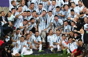 Jugadores de Argentina celebran con la copa el triunfo ante Brasil en la final de la Copa América entre Argentina y Brasil en el estadio Maracana en Río de Janeiro.