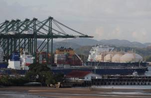 Fotografía de archivo en donde se ve un buque de exportaciones en el Canal de Panamá, en Ciudad de Panamá.