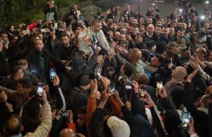 El líder miliciano palestino Zakaria Zubeidi (a hombros-c) se dio un baño de masas este jueves tras su liberación en Ramala.