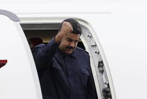 Fotografía de archivo del presidente de Venezuela, Nicolás Maduro, mientras desciende del avión presidencial a su llegada el 10 de abril de 2015, al aeropuerto Panamá Pacífico, previo a su participación en la VII Cumbre de jefes de Estado y de Gobierno de las Américas, en Panamá.