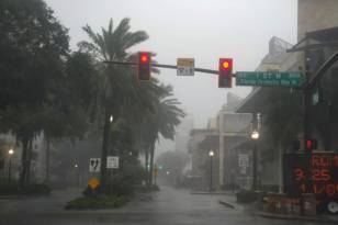 En el centro de la ciudad, uno de los únicos hoteles que permanece abierto se ha convertido en un refugio para quienes no han querido abandonar Sarasota.