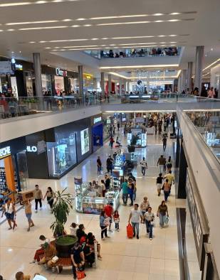 Panameños compran regalos en un centro comercial de la ciudad.