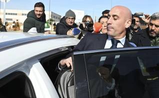 El expresidente de la RFEF Luis Rubiales, a su salida de la Audiencia Nacional en San Fernando de Henares, Madrid.