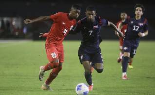 Shayron Stewart (i), de Panamá, disputa un balón con Luis López, de R. Dominicana, en un partido de la tercera fecha del Grupo G de las eliminatorias sub-17 de Concacaf en la Ciudad de Panamá.