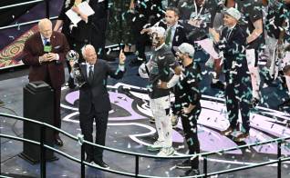 El propietario, presidente y CEO de los Philadelphia Eagles, Jeffrey Lurie, sostiene el Trofeo Lombardi al final del Super Bowl LIX,