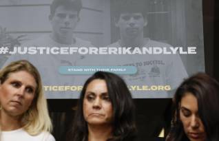 Fotografía del 16 de octubre de 2024 de integrantes de la familia de Erik y Lyle Menéndez, durante una rueda de prensa para pedir su libertad, en el Centro de Justicia Penal Clara Shortridge Foltz, en Los Ángeles.