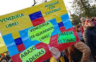 Una mujer sostiene un cartel en una concentración de ciudadanos venezolanos con motivo de las elecciones presidenciales en Venezuela, el 28 de julio de 2024, en Buenos Aires.