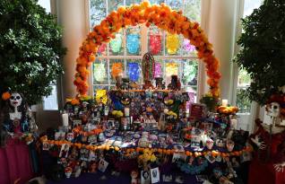 Tanto empleados del edificio como invitados pasaron por la ofrenda a lo largo del día para depositar fotografías de sus seres queridos fallecidos.