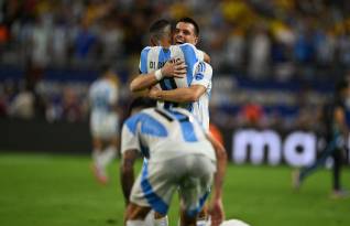 Ángel Di María celebrando con Giovani Lo Celso el gol de Lautaro Martínez.