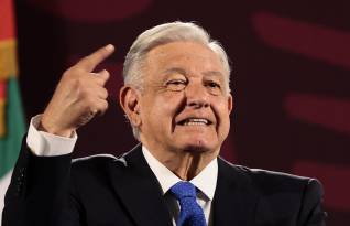 El presidente de México, Andrés Manuel López Obrador, habla durante su conferencia de prensa matutina este lunes, en el Palacio Nacional de Ciudad de México.