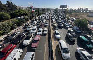 Libaneses en sus coches abandonan sus hogares en el sur del Líbano hacia las localidades de Sidón y Beirut, por la carretera Zahrani-Nabatieh, en la zona de Ghazieh.