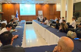 Durante el encuentro, se abordaron temas cruciales para el avance del sector solar en Panamá.