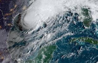 Fotografía proporcionada por la Administración Nacional Oceánica y Atmosférica que muestra la tormenta tropical Francine avanzando sobre el Golfo de México, frente a la costa de Luisiana.