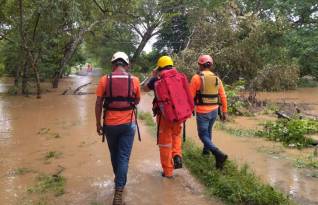 Sinaproc rescató a un ciudadano en el área de El Mangal, que se mantenía incomunicado debido a la crecida del río Parita.