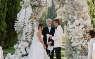 La boda fue oficiada por Matthew Modine, actor que interpretó al “papá” de Brown en la serie Stranger Things.