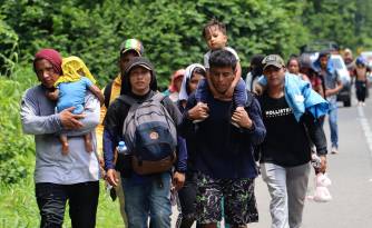 Migrantes caminan en caravana el 10 de agosto de 2024 en una carretera de Tapachula.