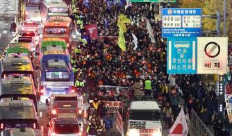 Miles de manifestantes marcharon hacia la oficina de Yoon en la capital de Corea del Sur la noche del 4 de diciembre.